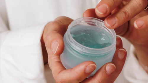 保湿効果を強調したグリセリンジェル保湿剤の瓶を手に持つ - スキンケアにおけるジメチコン：効果、用途、安全性ガイド 2026 - Zicail