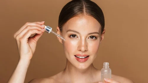 健康的な輝く肌のためにナイアシンアミド美容液を使用している女性 - ナイアシンアミドはレチノールと併用できますか？メリットとヒント 2026 - Zicail