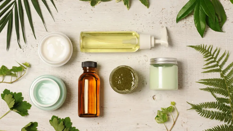 Natural skincare products displayed with green leaves - Functional Ingredients for Sensitive Skin Care 2026 - Zicail Natural skincare products displayed with green leaves - Functional Ingredients for Sensitive Skin Care 2026 - Zicail