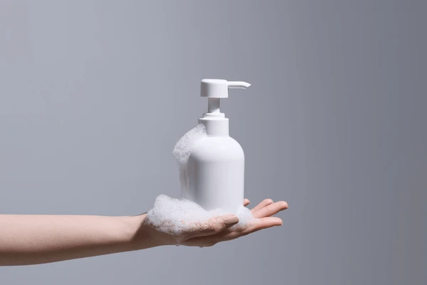 泡立った洗剤ボトルを持った手が、洗浄活動の準備が整っていることを示唆している - 2026年プライベートブランドハンドウォッシュメーカー上位10社 - Zicail 泡立った洗剤ボトルを持った手が、洗浄活動の準備が整っていることを示唆している - 2026年プライベートブランドハンドウォッシュメーカー上位10社 - Zicail