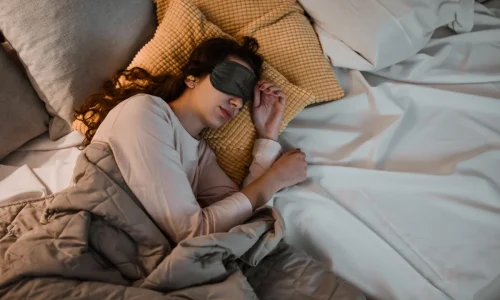 睡眠マスクを着けて心地よいベッドで安らかに眠る女性 - 滑らかな肌を手に入れる方法:必須のヒントとベストプラクティス 2026 - Zicail 睡眠マスクを着けて心地よいベッドで安らかに眠る女性 - 滑らかな肌を手に入れる方法:必須のヒントとベストプラクティス 2026 - Zicail