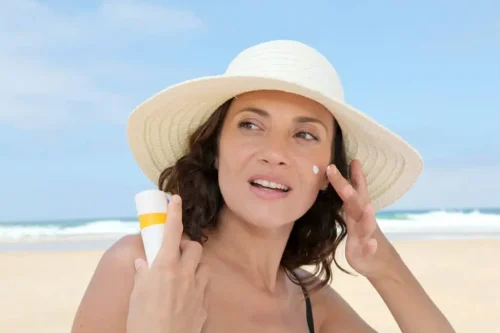 Beach scene with sunscreen application for acne prone skin - Does Sunscreen Cause Acne? Myths, Facts & What Really Matters 2026 - Zicail Beach scene with sunscreen application for acne prone skin - Does Sunscreen Cause Acne? Myths, Facts & What Really Matters 2026 - Zicail
