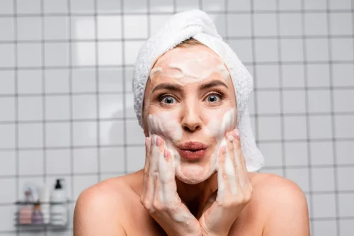 洗顔フォームを使用する女性が、ディープクレンジングスキンケアの効果を披露 - 透明感のある肌を手に入れる方法：健康的で輝く肌のためのヒント 2026 - Zicail