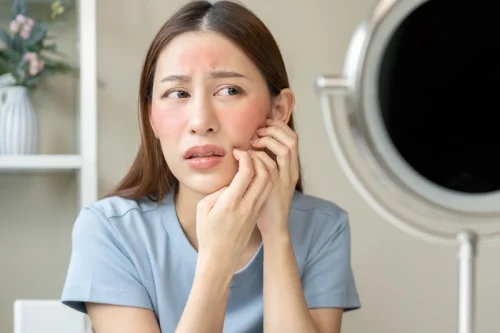 心配そうな女性が鏡で顔の赤みを調べている - スキンケア製品の使用期限の確認方法 2026 - Zicail 心配そうな女性が鏡で顔の赤みを調べている - スキンケア製品の使用期限の確認方法 2026 - Zicail