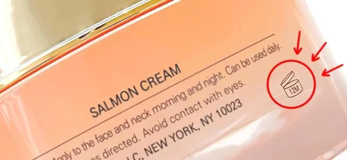 サーモンクリームのパッケージのクローズアップ(12M PAOシンボル付き) - スキンケア製品の使用期限の確認方法 2026 - Zicail サーモンクリームのパッケージのクローズアップ(12M PAOシンボル付き) - スキンケア製品の使用期限の確認方法 2026 - Zicail