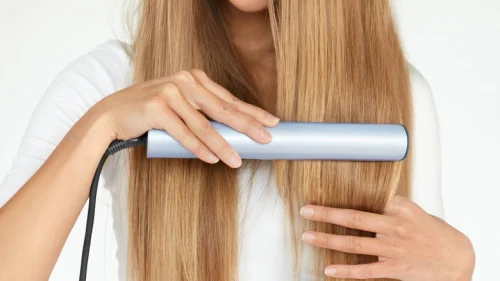 ストレートのブロンドヘアにヘアアイロンを使ってツヤのある仕上がりにする方法 - 完璧なストレートヘアを手に入れる方法:プロのヒントとコツ 2026 - Zicail ストレートのブロンドヘアにヘアアイロンを使ってツヤのある仕上がりにする方法 - 完璧なストレートヘアを手に入れる方法:プロのヒントとコツ 2026 - Zicail