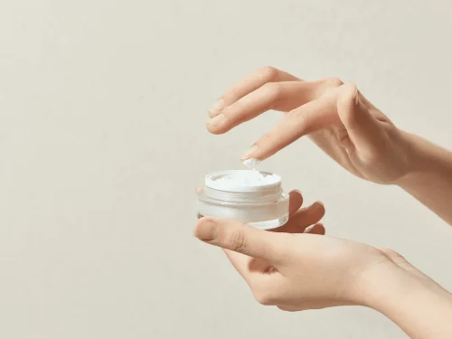 瓶からクリームを塗る手(セラミドの使用例) - ラノリンは安全か?メリット、リスク、そして最良の代替品 2026 - Zicail 瓶からクリームを塗る手(セラミドの使用例) - ラノリンは安全か?メリット、リスク、そして最良の代替品 2026 - Zicail