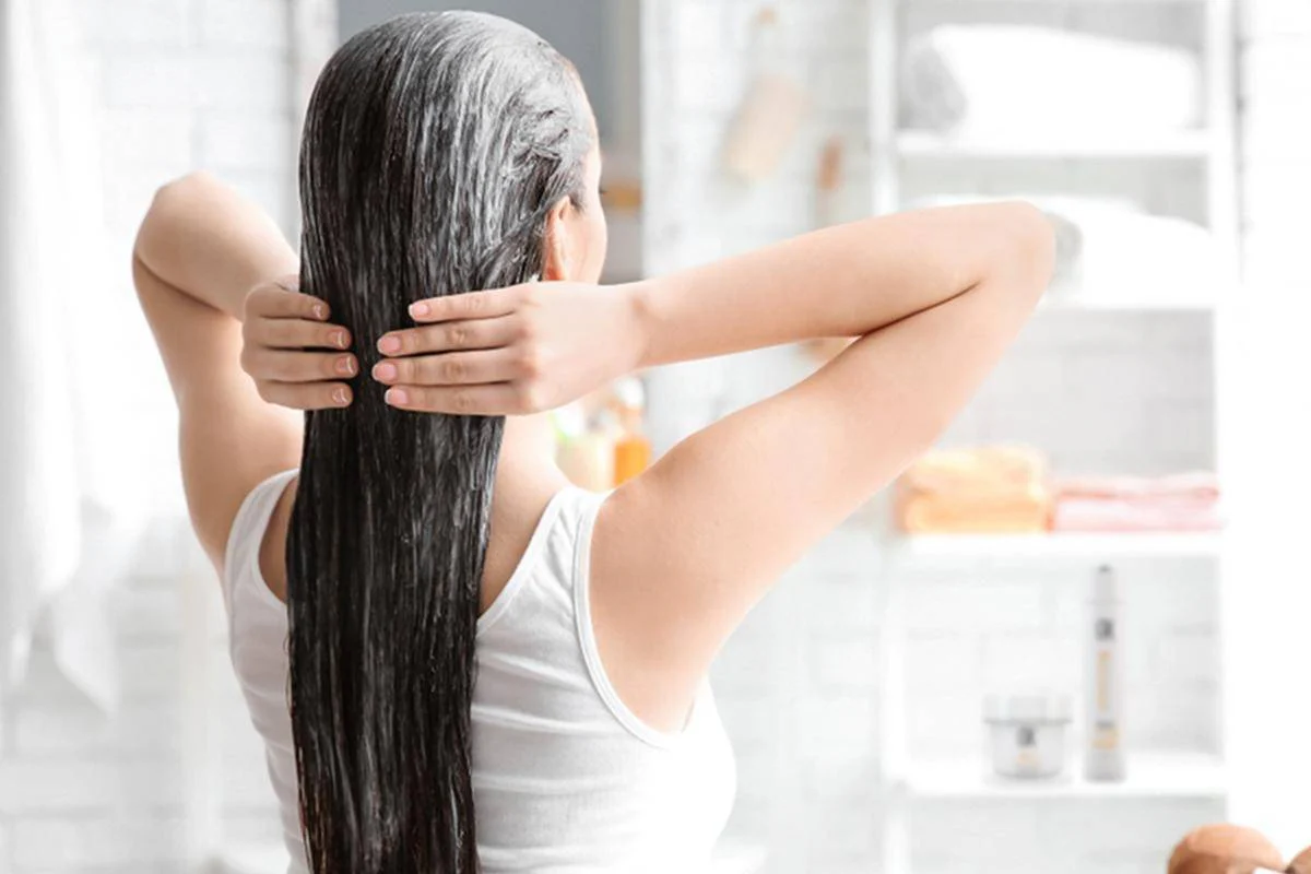 Person massaging conditioner into wet hair 2 - How to Treat and Manage Oily Hair？ 2026 - Zicail