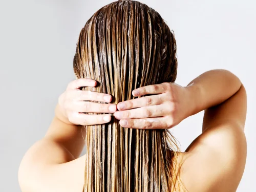 濡れた髪にコンディショナーをマッサージする人 - ヘアマスクとコンディショナー:主な違いと利点を解説 2026 - Zicail 濡れた髪にコンディショナーをマッサージする人 - ヘアマスクとコンディショナー:主な違いと利点を解説 2026 - Zicail