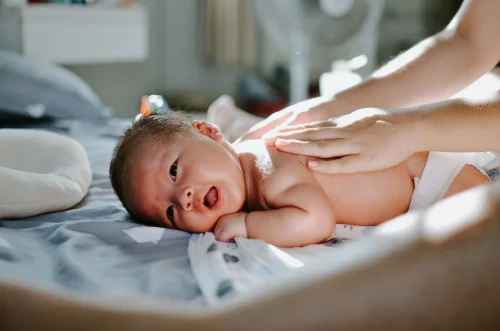The child is applying baby oil - Baby Lotion vs Baby Oil: Which Is Best for Your Baby’s Skin? 10月 2026 - Zicail