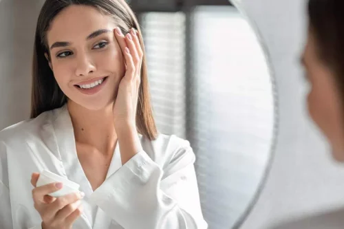 Woman applying moisturizer to brighten her complexion - How to Get Rid of Dry, Flaky Skin on Face: Expert Tips 2026 - Zicail Woman applying moisturizer to brighten her complexion - How to Get Rid of Dry, Flaky Skin on Face: Expert Tips 2026 - Zicail