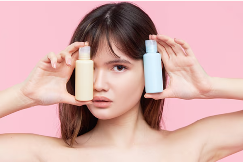 乳液と美容液のスキンケア製品を比較する女性 - 乳液と美容液：違い、メリット、使い方 2026 - Zicail