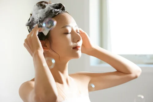 女性が髪をシャンプーしてツヤツヤのストレートヘアに仕上げる - 完璧なストレートヘアを手に入れる方法:プロのヒントとコツ 2026 - Zicail 女性が髪をシャンプーしてツヤツヤのストレートヘアに仕上げる - 完璧なストレートヘアを手に入れる方法:プロのヒントとコツ 2026 - Zicail
