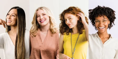 4人の女性が様々な髪質と手のジェスチャーを楽しそうに披露 - より良いヘアケアのための髪質と髪質の見分け方 2026 - Zicail 4人の女性が様々な髪質と手のジェスチャーを楽しそうに披露 - より良いヘアケアのための髪質と髪質の見分け方 2026 - Zicail