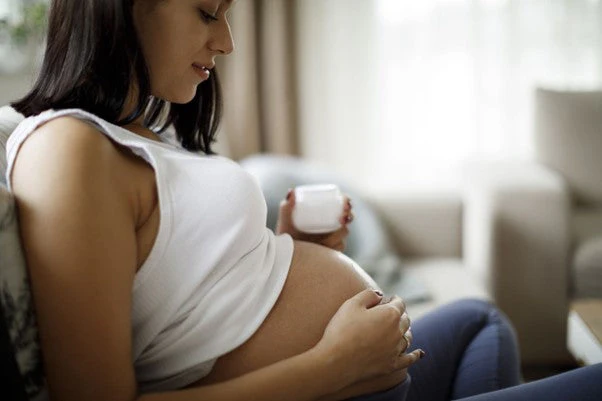 Pregnant woman applying cream to her belly with rosehip oil benefits - Is Bakuchiol Safe to Use During Pregnancy? 2026 - Zicail Pregnant woman applying cream to her belly with rosehip oil benefits - Is Bakuchiol Safe to Use During Pregnancy? 2026 - Zicail