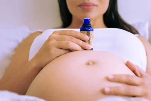 ローズヒップ精油のボトルを持った妊婦 - 妊娠中にローズヒップオイルは安全ですか?メリットとヒント 2026 - Zicail ローズヒップ精油のボトルを持った妊婦 - 妊娠中にローズヒップオイルは安全ですか?メリットとヒント 2026 - Zicail
