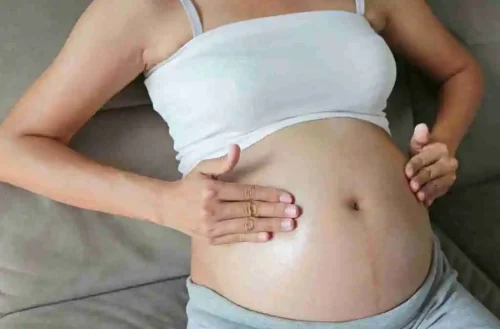 妊娠中の女性がお腹にオイルを塗ってマッサージしている様子 - ローズヒップオイルは妊娠中に安全ですか?メリットとヒント 2026 - Zicail 妊娠中の女性がお腹にオイルを塗ってマッサージしている様子 - ローズヒップオイルは妊娠中に安全ですか?メリットとヒント 2026 - Zicail
