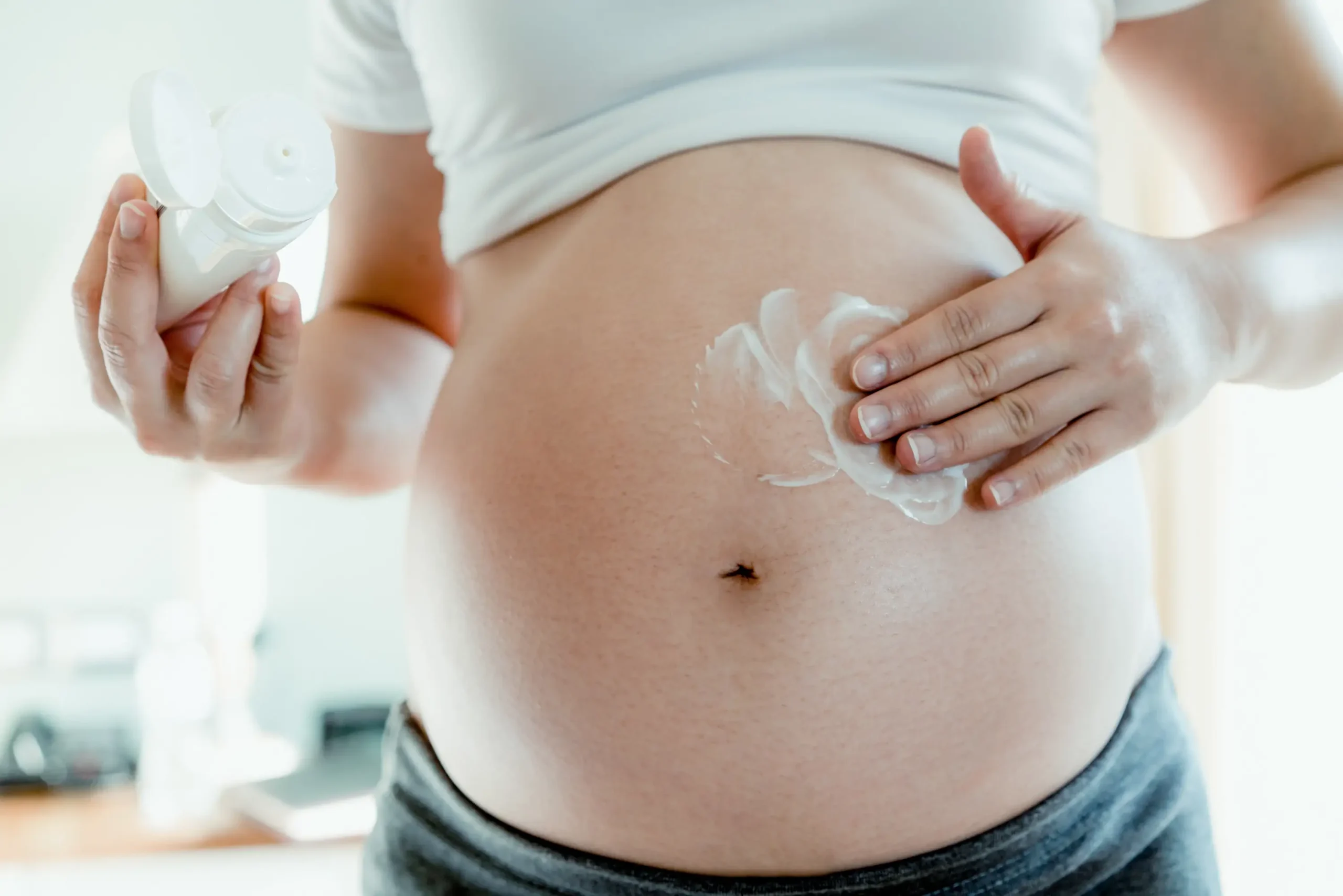 幸せな妊婦が赤ちゃんを待っています - 妊娠中にローズヒップオイルは安全ですか?メリットとヒント 2026 - Zicail 幸せな妊婦が赤ちゃんを待っています - 妊娠中にローズヒップオイルは安全ですか?メリットとヒント 2026 - Zicail