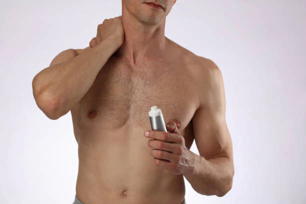 男性がロールオンタイプの制汗剤を持ちながら首を掻いている - 制汗剤を毎日どれくらいの頻度で塗り直すべきか 2026 - Zicail 男性がロールオンタイプの制汗剤を持ちながら首を掻いている - 制汗剤を毎日どれくらいの頻度で塗り直すべきか 2026 - Zicail
