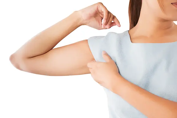 女性が脇の下の炎症の可能性を疑ってチェック - 制汗剤を毎日どれくらいの頻度で塗り直すべきか 2026 - Zicail 女性が脇の下の炎症の可能性を疑ってチェック - 制汗剤を毎日どれくらいの頻度で塗り直すべきか 2026 - Zicail
