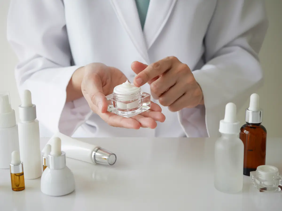 Scientist handling cream containing Inulin extract - Inulin in Skincare: Benefits for Balanced Skin 2026 - Zicail Scientist handling cream containing Inulin extract - Inulin in Skincare: Benefits for Balanced Skin 2026 - Zicail