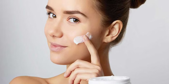 Woman applying Inulin moisturizer to her cheek - Inulin in Skincare: Benefits for Balanced Skin 2026 - Zicail Woman applying Inulin moisturizer to her cheek - Inulin in Skincare: Benefits for Balanced Skin 2026 - Zicail