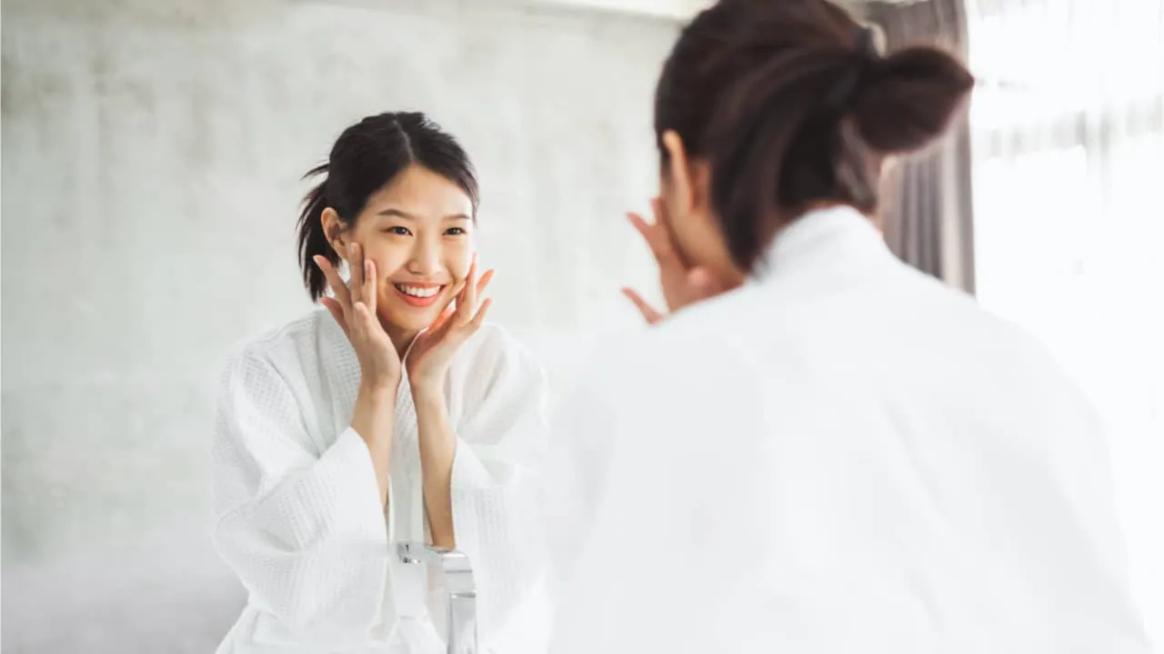 プロキシラン配合スキンケア製品を使用する笑顔の女性 - スキンケアにおけるプロキシラン：効果、作用機序、使用法 2026 - Zicail