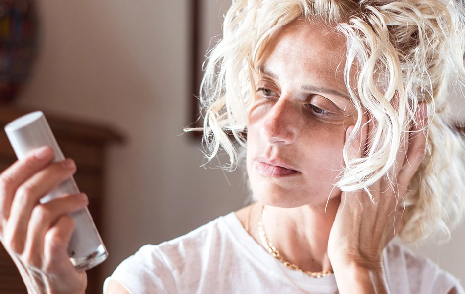 Woman checking skincare product with Polyphenols for skin - Polyphenols for Skin: Benefits, Uses & Science 2026 - Zicail Woman checking skincare product with Polyphenols for skin - Polyphenols for Skin: Benefits, Uses & Science 2026 - Zicail