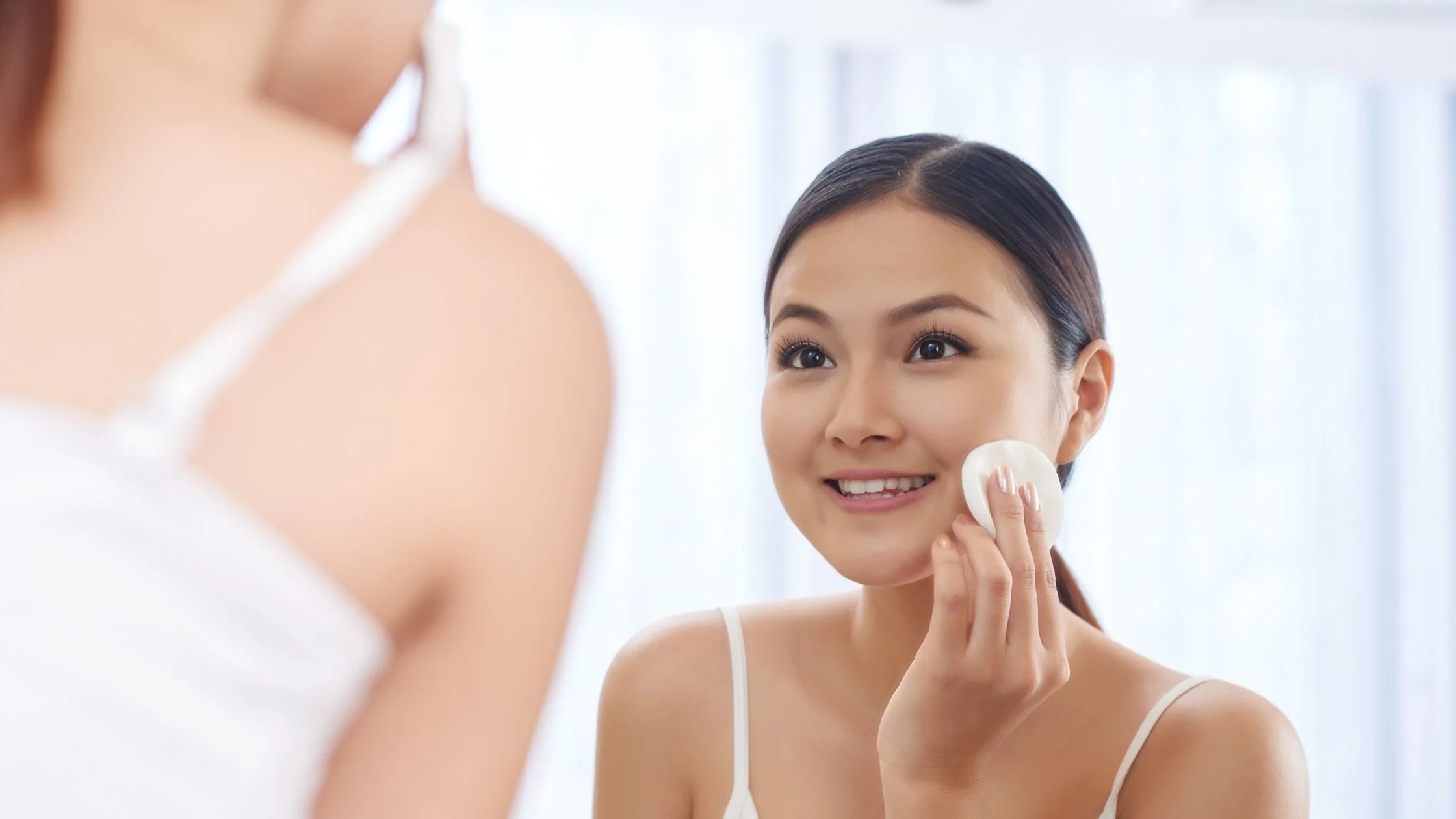 Smiling woman using polyhydroxy acids for skin care routine - Polyhydroxy Acid in Skincare: Benefits, Uses, and How It Works 2026 - Zicail Smiling woman using polyhydroxy acids for skin care routine - Polyhydroxy Acid in Skincare: Benefits, Uses, and How It Works 2026 - Zicail