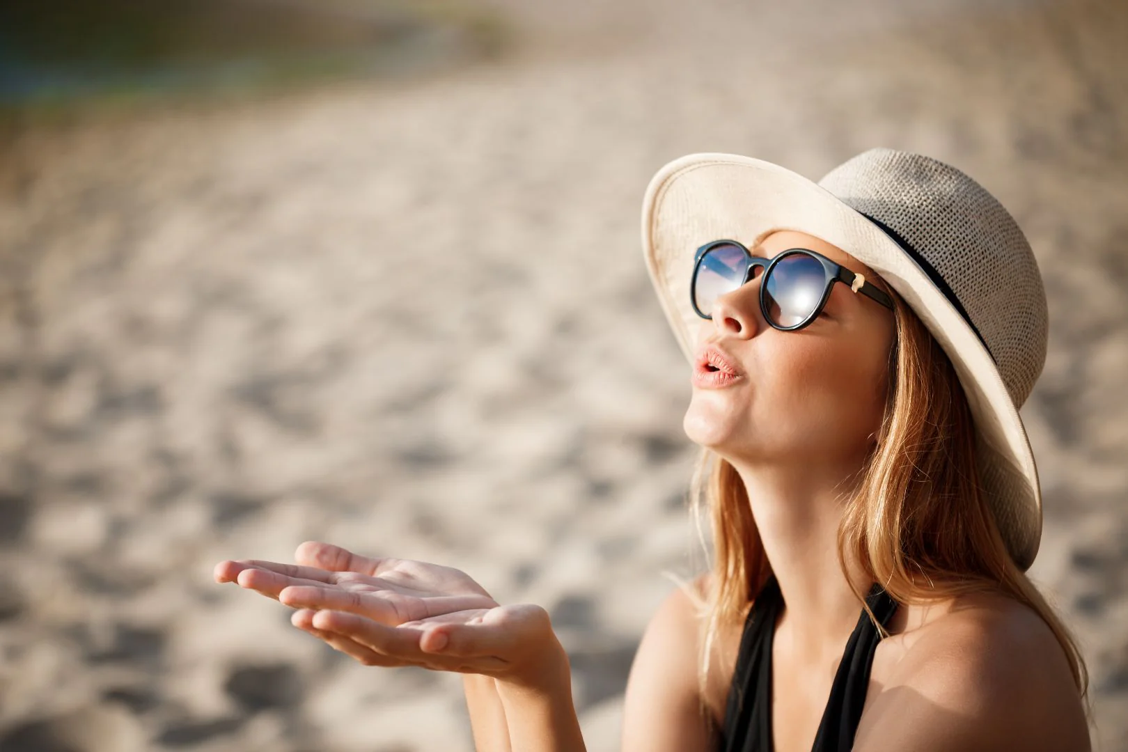 Woman at beach wearing hat and sunglasses ready to apply sunscreen - Gel vs Cream Sunscreen: Choose What’s Best 2026 - Zicail Woman at beach wearing hat and sunglasses ready to apply sunscreen - Gel vs Cream Sunscreen: Choose What’s Best 2026 - Zicail