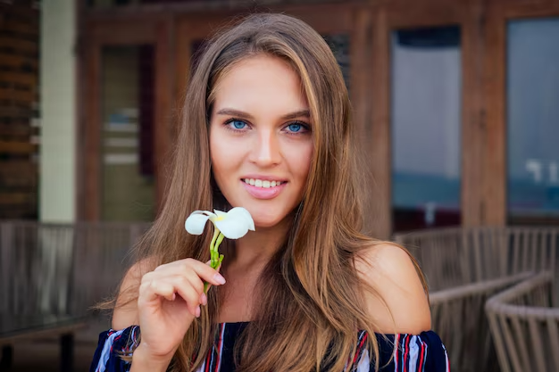肌の健康を象徴するフランジパニの花を持つ女性 - 肌のためのフランジパニ：効能、用途、安全性 2026 - Zicail